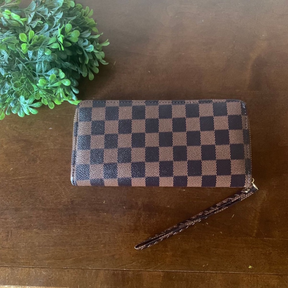 Brown Checkered wristlet  Wallet NEW 🔥🔥